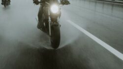 Aman Berkendara Motor Hujan? 5 Tips Jitu Selamat Sampai Tujuan