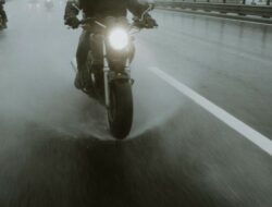 Aman Berkendara Motor Hujan? 5 Tips Jitu Selamat Sampai Tujuan