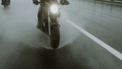 Aman Berkendara Motor Hujan? 5 Tips Jitu Selamat Sampai Tujuan