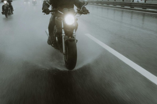 Aman Berkendara Motor Hujan? 5 Tips Jitu Selamat Sampai Tujuan