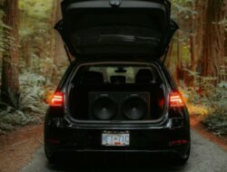 Dengarkan Ini! 5 Bahaya Fatal Musik Keras di Mobil Anda