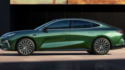 Geely Hybrid Murah: Canggih, Rp200 Jutaan, Spesifikasi Memukau!