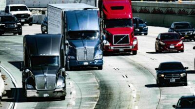 Hindari Kecelakaan! 5 Bahaya Mengemudi Dekat Truk Besar
