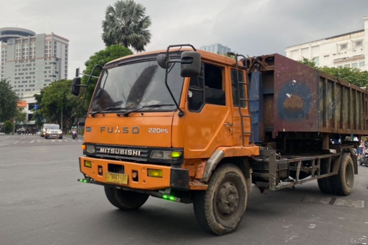 Hindari Kecelakaan Maut: Tips Aman Berkendara Dekat Truk Besar