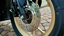 Kuasai Teknik Rem Aman Motor di Jalan Licin