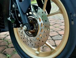 Kuasai Teknik Rem Aman Motor di Jalan Licin