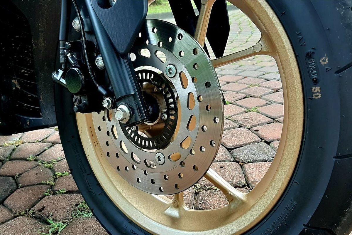 Kuasai Teknik Rem Aman Motor di Jalan Licin