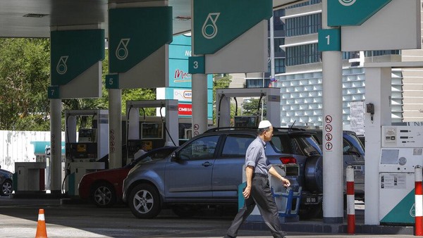 Mobil Murah Malaysia: Pajak Ringan, Bensin RON 95 Rp7ribuan Aja!