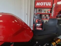 Motul 300V Terbaru: Teknologi Balap untuk Performa Motor Harian Anda