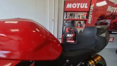 Motul 300V Terbaru: Teknologi Balap untuk Performa Motor Harian Anda