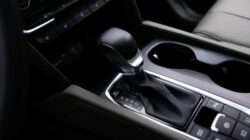 Persneling Mobil Sulit Masuk Gigi? Simak Penyebabnya Sekarang!