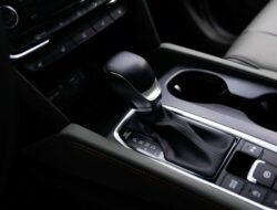 Persneling Mobil Sulit Masuk Gigi? Simak Penyebabnya Sekarang!