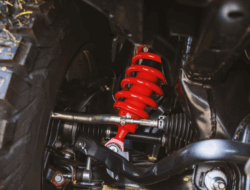 Taklukkan Jalan Rusak? 5 Tips Jitu Berkendara Mobil Suspensi Kaku