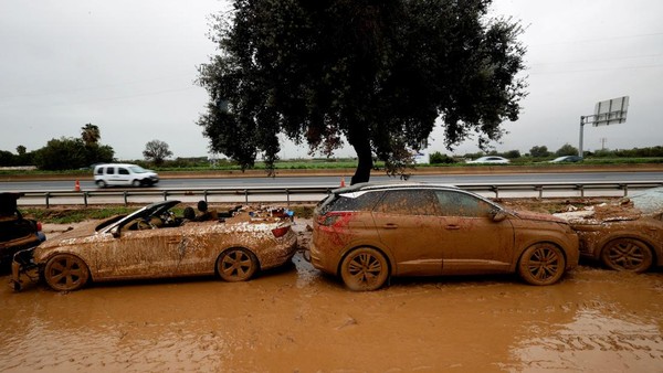 Waspada Mobil Bekas Banjir? Cek Detail Ini Sebelum Beli
